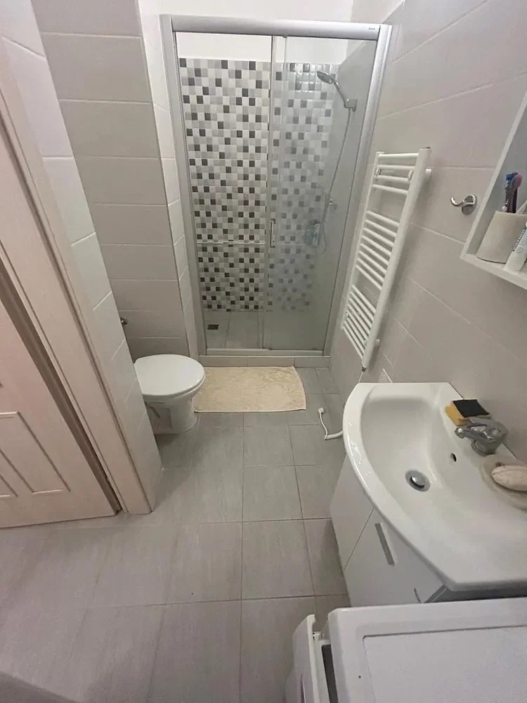 Badezimmer; fliesenboden, tageslicht, renoviert