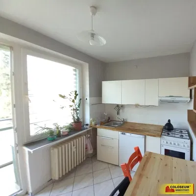 Cucina; elettrodomestici, luce naturale, pavimento in piastrelle