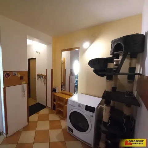 Altro; pavimento in piastrelle