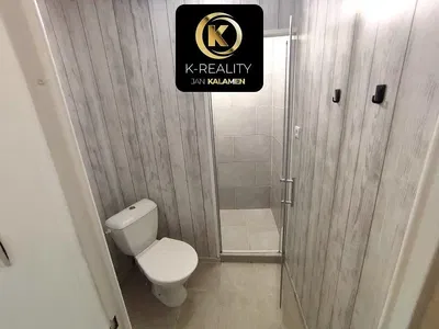 Toaleta; dlažba, po rekonstrukci, přirozené světlo