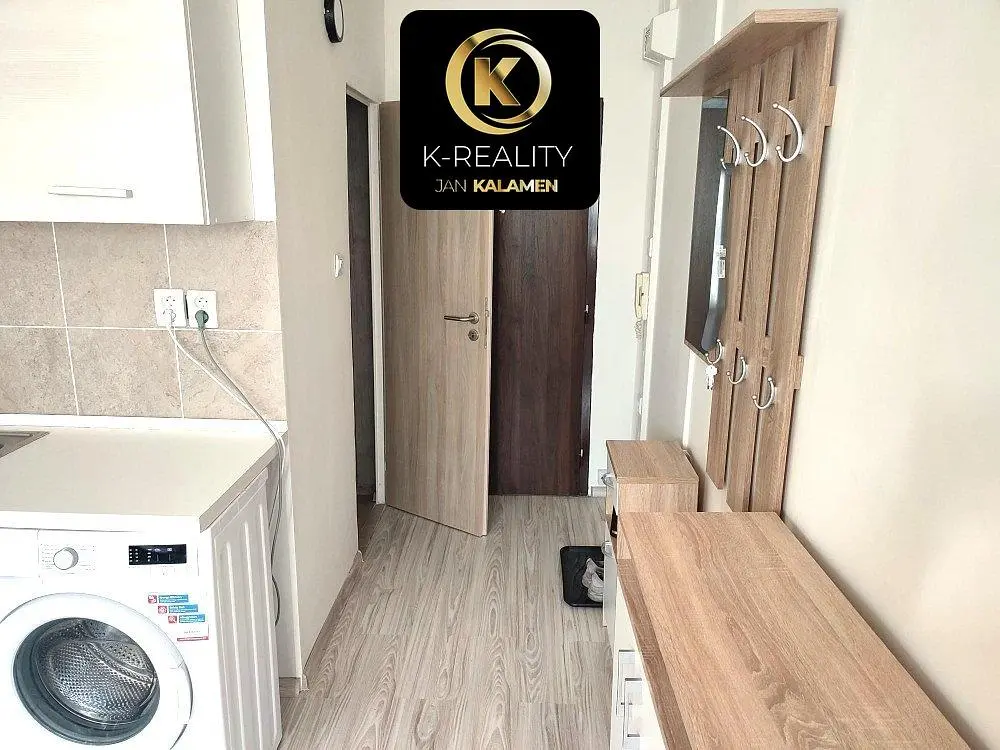 Šatna; dlažba, dřevěná podlaha