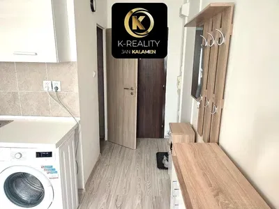 Šatna; dlažba, dřevěná podlaha