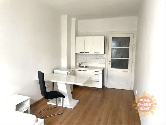 Cucina; pavimento in legno, ristrutturato, luce naturale