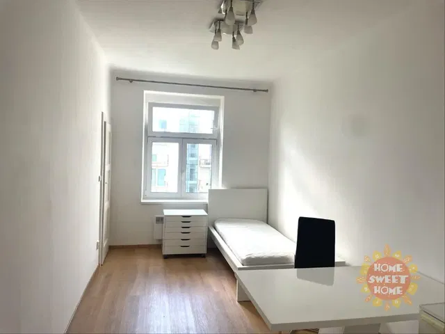 Camera da letto; luce naturale, pavimento in legno