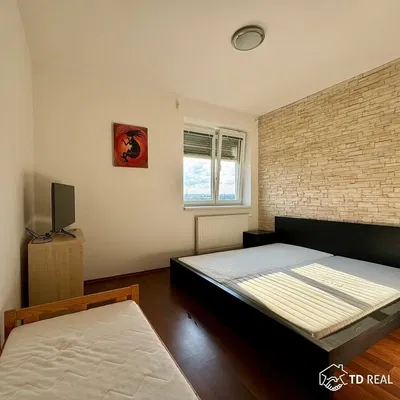 Camera da letto; luce naturale, pavimento in legno