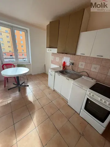 Cucina; elettrodomestici, pavimento in piastrelle, vista
