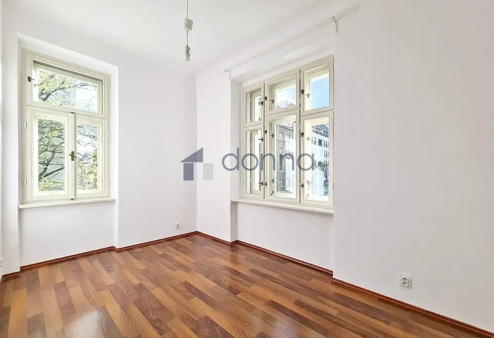 Wohnzimmer; blick, holzboden, tageslicht