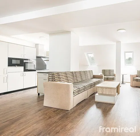 Oturma odası; manzara, ahşap zemin, doğal ışık, modern stil