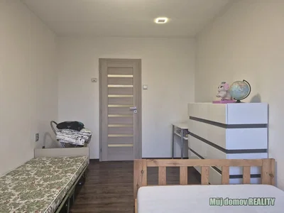 Yatak odası; ahşap zemin, doğal ışık, modern stil