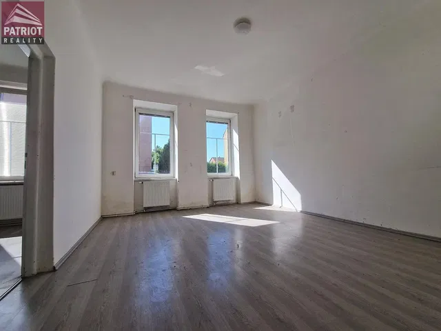 Obývačka; prirodzené svetlo, drevená podlaha, potrebná rekonštrukcia