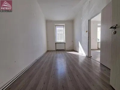 Schlafzimmer; holzboden, tageslicht, renovierungsbedürftig