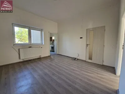 Wohnzimmer; holzboden, tageslicht, renovierungsbedürftig