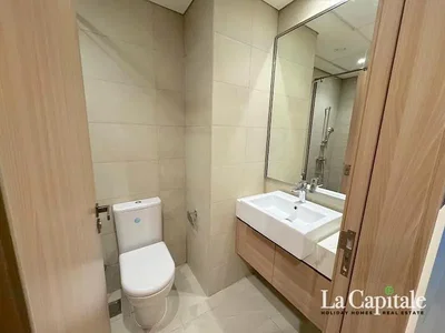 Tuvalet; fayans zemin, doğal ışık