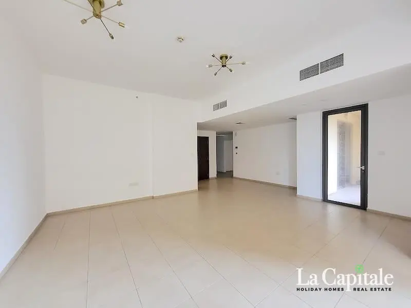 Oturma odası; fayans zemin, doğal ışık