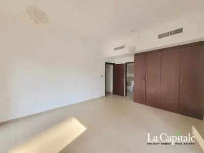 Yatak odası; fayans zemin, doğal ışık