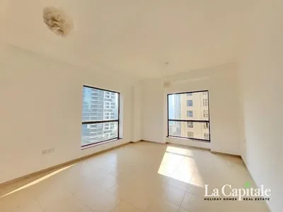 Oturma odası; manzara, fayans zemin, doğal ışık