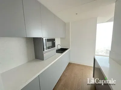 Mutfak; mutfak aletleri, doğal ışık, modern stil