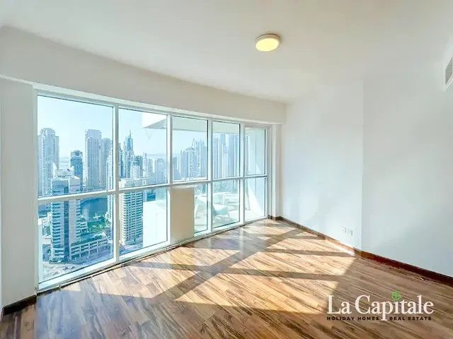 Oturma odası; manzara, ahşap zemin, doğal ışık