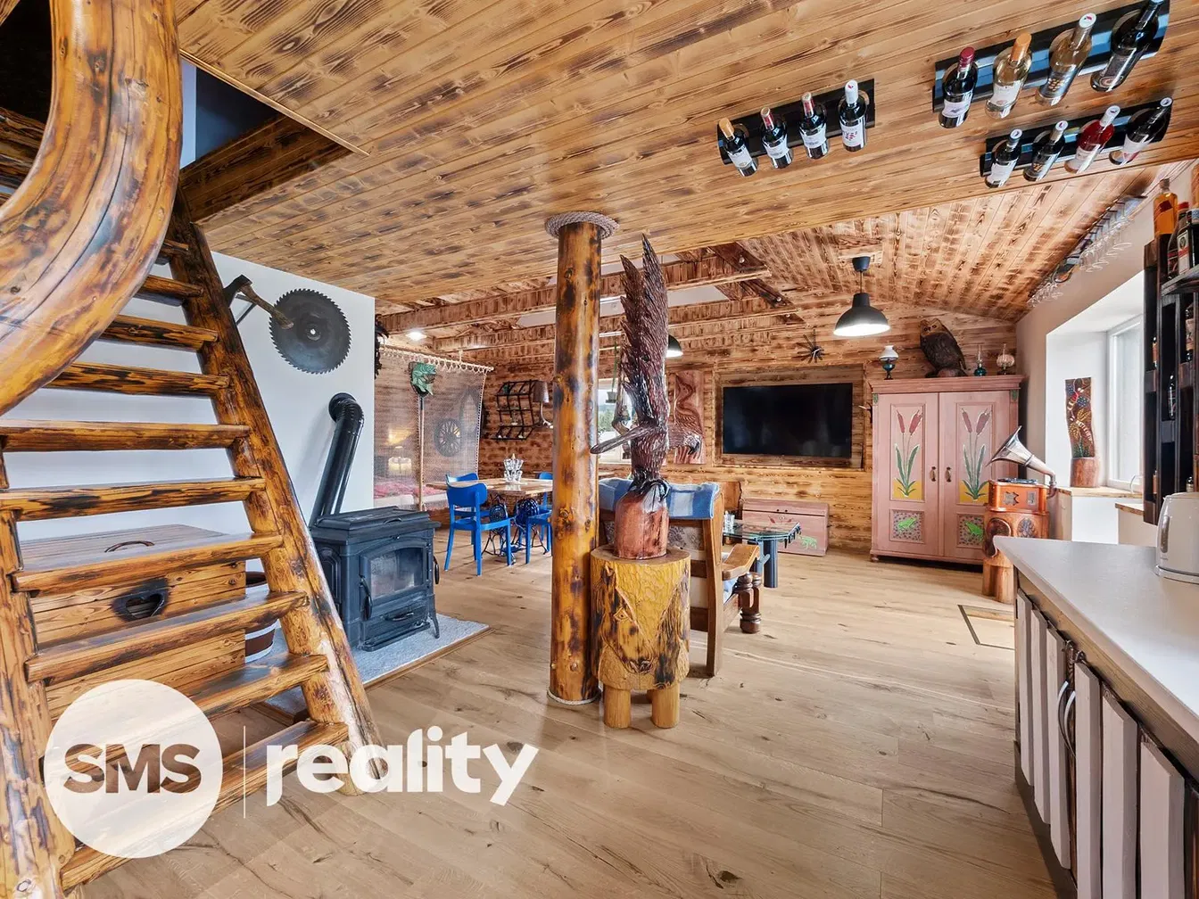 Wohnzimmer; holzbalken, holzboden, rustikaler stil, kamin, tageslicht
