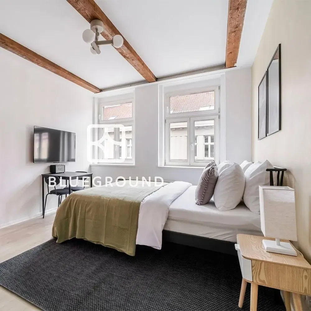 Chambre; lumière naturelle, poutres en bois