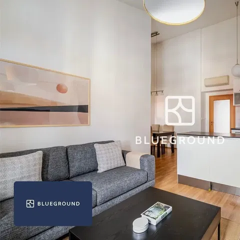 Obývačka; moderný štýl, drevená podlaha, prirodzené svetlo