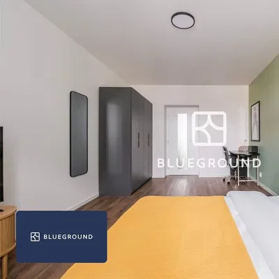 Schlafzimmer; holzboden, moderner stil, tageslicht