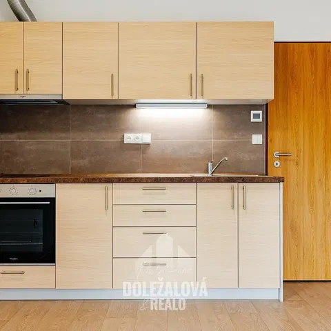 Kuchyňa; kuchynské spotrebiče, drevená podlaha, moderný štýl