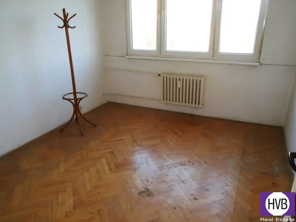 Chambre; parquet, nécessite rénovation, lumière naturelle