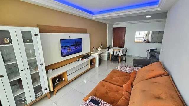 Sala de estar; estilo moderno, chão de azulejo, luz natural