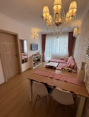 Oturma odası; modern stil, ahşap zemin, doğal ışık