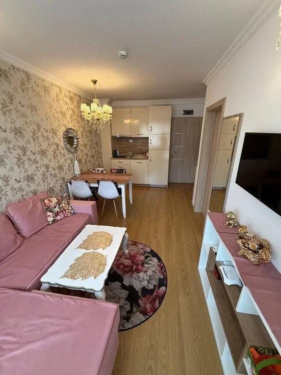 Oturma odası; modern stil, ahşap zemin, doğal ışık