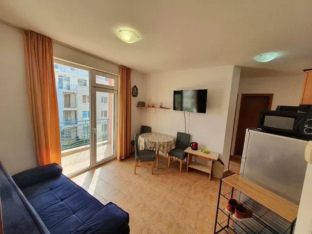 Wohnzimmer; blick, fliesenboden, küchengeräte