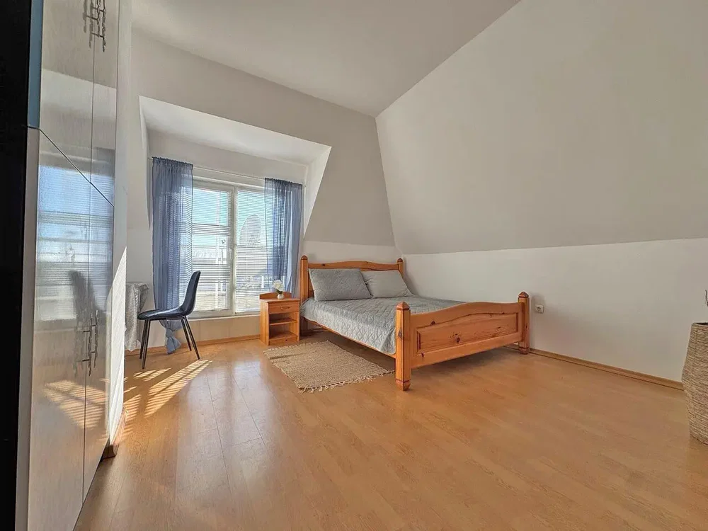 Yatak odası; doğal ışık, ahşap zemin