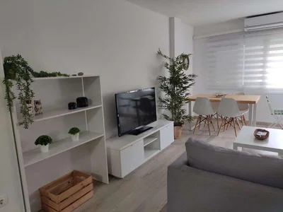 Wohnzimmer; tageslicht, moderner stil, holzboden