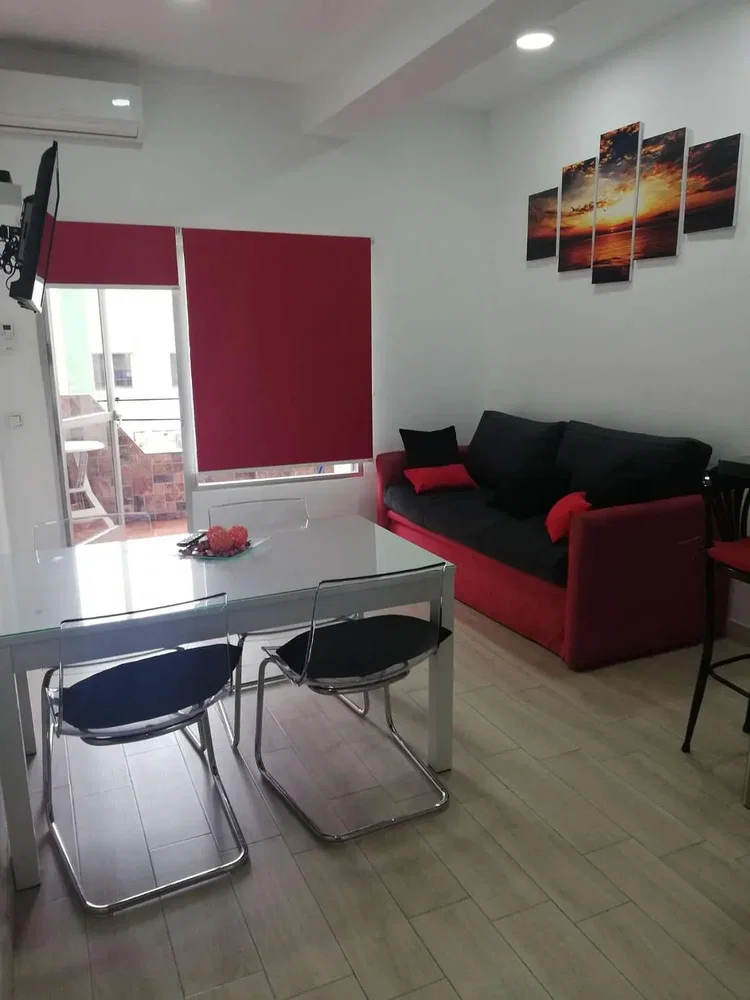 Dnevni boravak; pločice, prirodna svjetlost, moderan stil