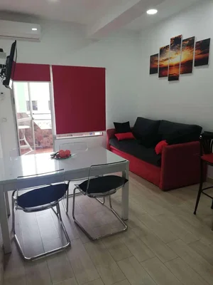 Dnevni boravak; pločice, prirodna svjetlost, moderan stil