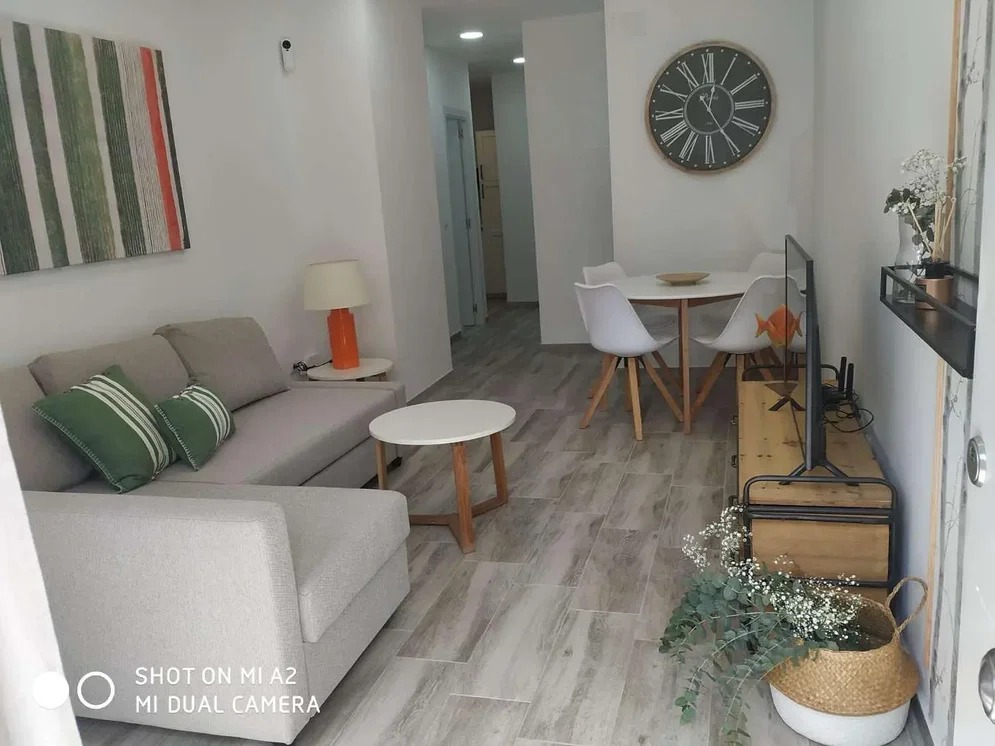 Oturma odası; fayans zemin, modern stil, doğal ışık