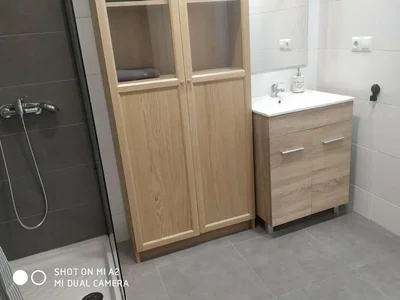Banyo; fayans zemin, tadilatlı, doğal ışık