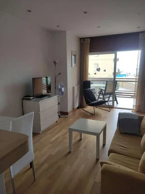 Oturma odası; ahşap zemin, doğal ışık, modern stil