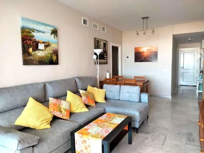 Wohnzimmer; fliesenboden, tageslicht, moderner stil