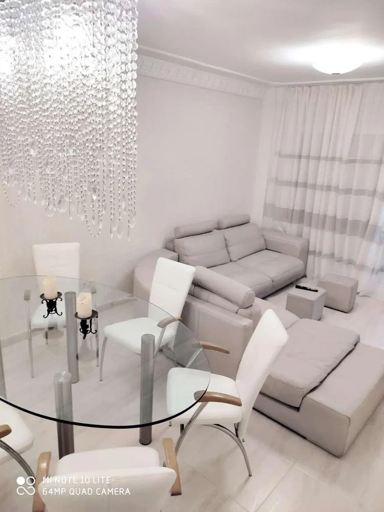 Oturma odası; doğal ışık, modern stil