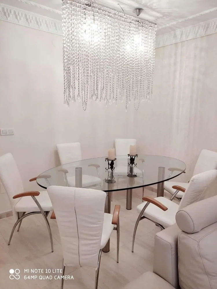 Yemek odası; modern stil, fayans zemin, doğal ışık
