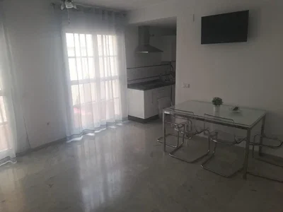 Oturma odası; fayans zemin, doğal ışık, modern stil