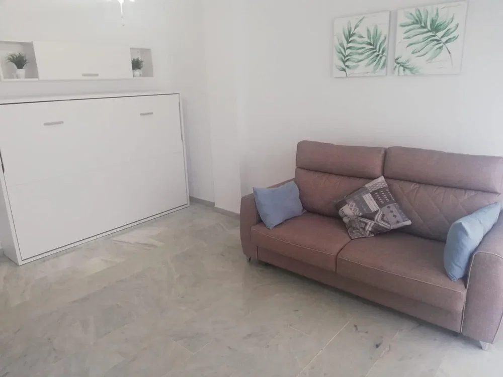 Oturma odası; fayans zemin, modern stil, doğal ışık