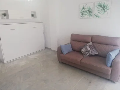 Oturma odası; fayans zemin, modern stil, doğal ışık