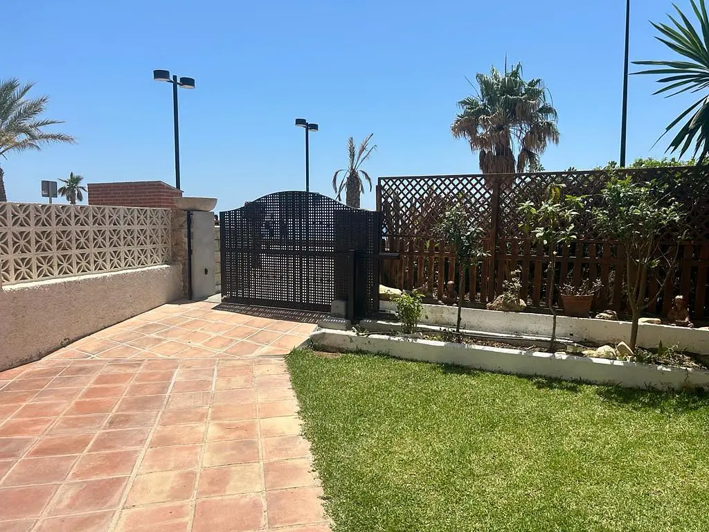 Haus und umgebung; fliesenboden, tageslicht, blick