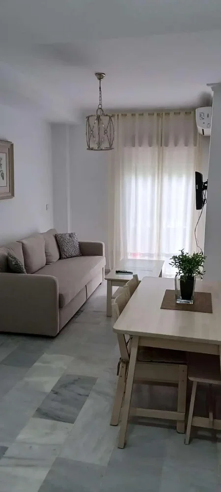 Wohnzimmer; tageslicht, fliesenboden