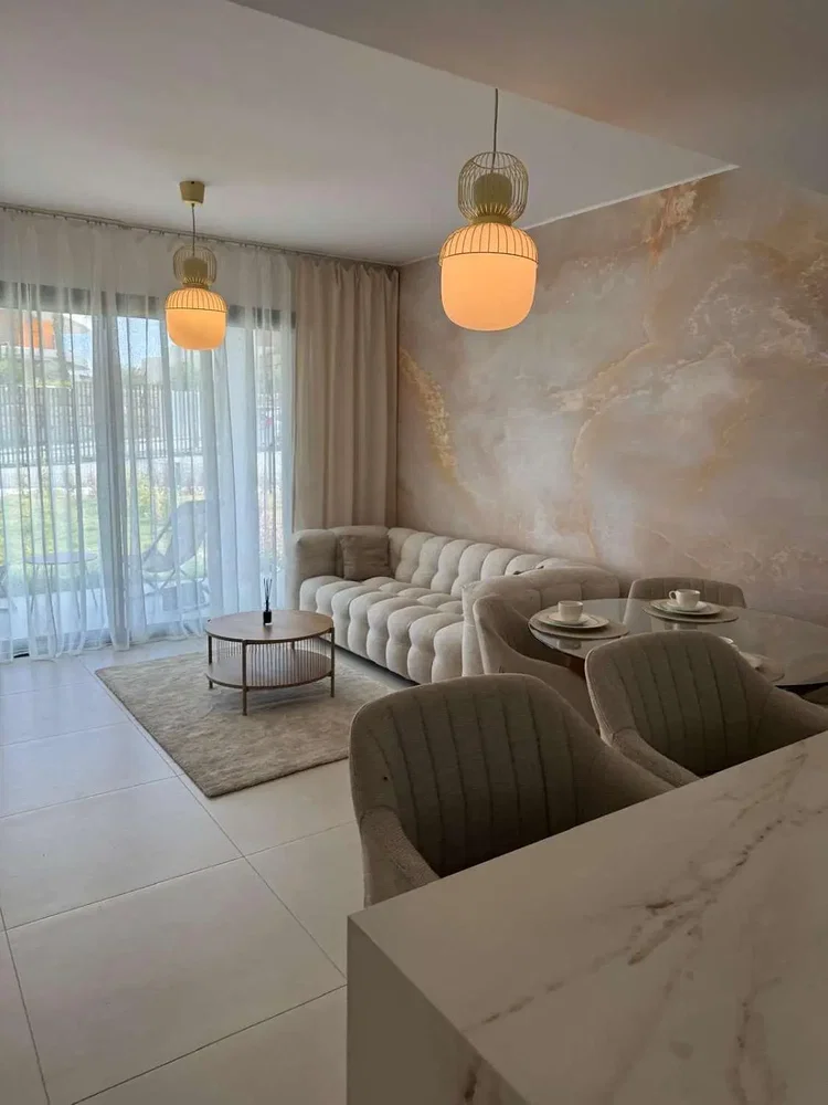 Oturma odası; doğal ışık, modern stil, fayans zemin