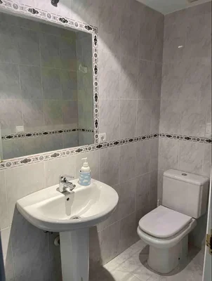 Toilette; fliesenboden, renoviert, tageslicht