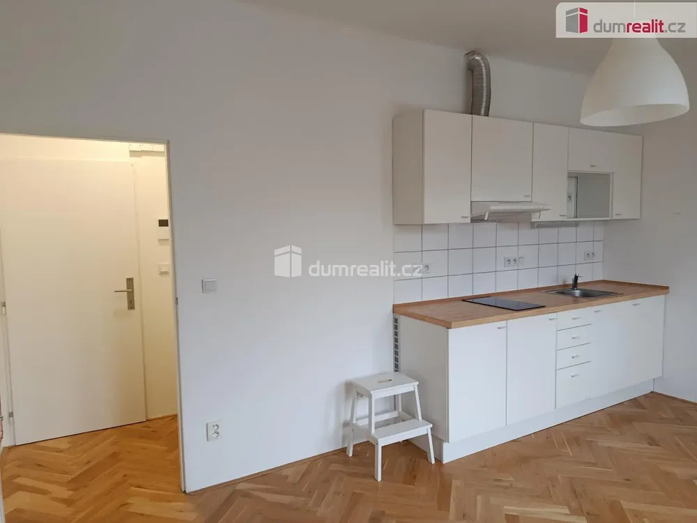 Cuisine; électroménager, parquet, rénové, lumière naturelle